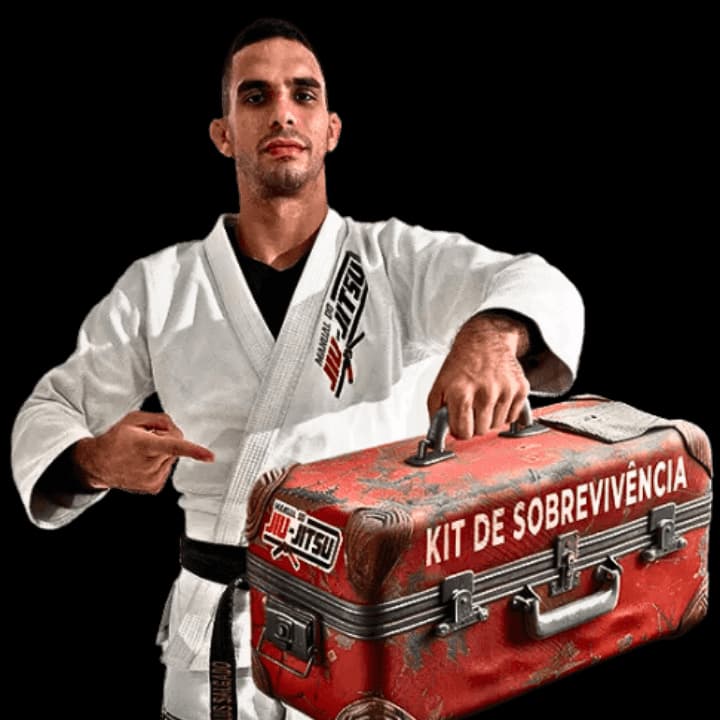 Marlus Salgado com a maleta Kit de Sobrevivência